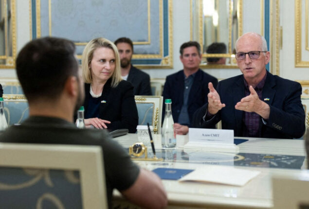 Top U.S. delegation travels to Kiev and promises to maintain support