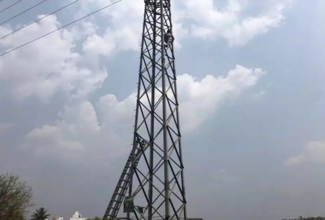 Drunk man climbs Maharashtra mobile tower for wife patch-up
