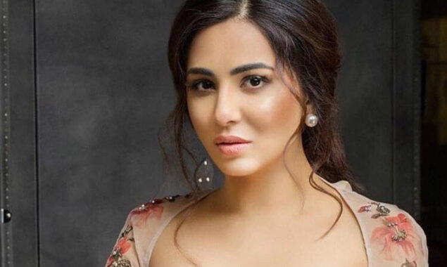 Ushna Shah shares new pictures with her boyfriend