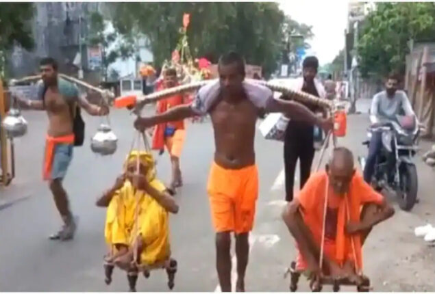 Viral: Man takes his old parent for a pilgrimage on his shoulders