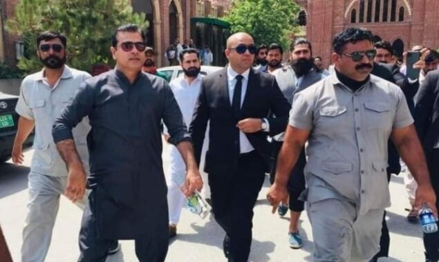 Police arrest anchorperson Imran Riaz Khan in Islamabad