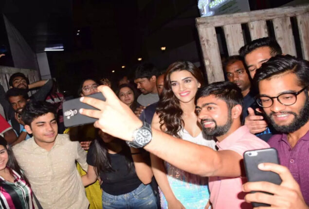 Fans mobbed Shehzada sets’ to wish Kriti Sanon on her birthday