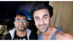 Mauritius: Ranbir Kapoor wows his fan as he clicks selfies with him