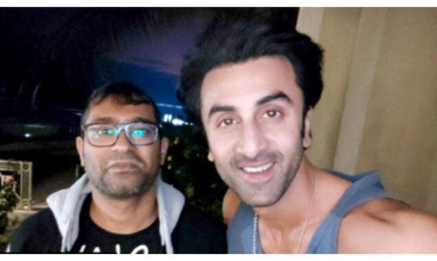 Mauritius: Ranbir Kapoor wows his fan as he clicks selfies with him
