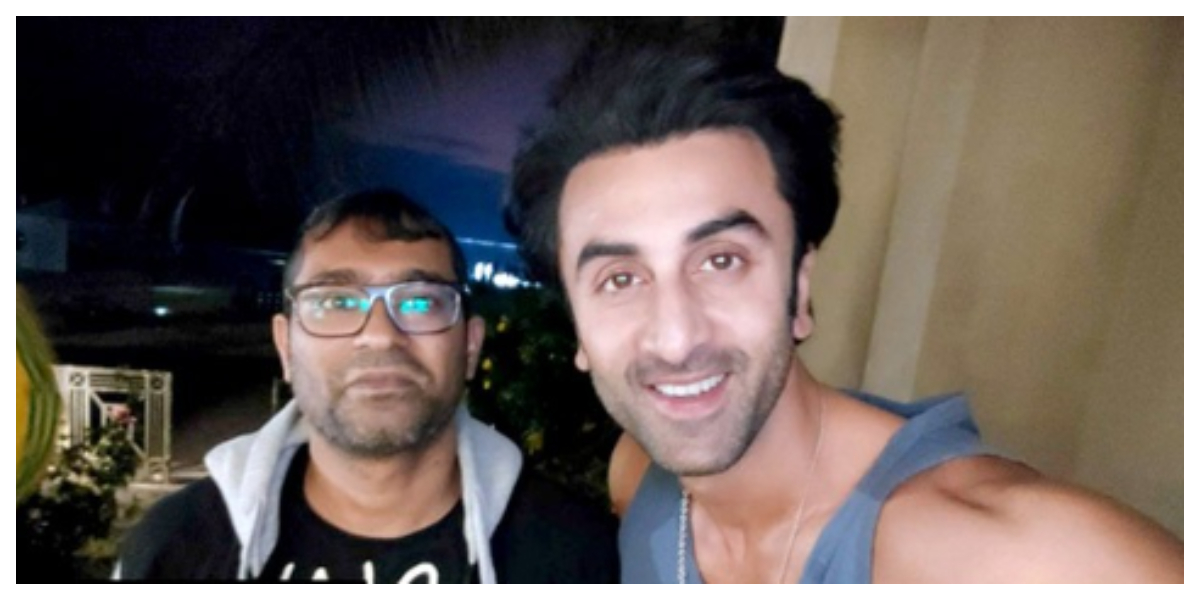 Mauritius: Ranbir Kapoor wows his fan as he clicks selfies with him