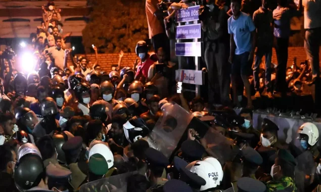 Protesters from Sri Lanka invade the president’s home and they fight the police