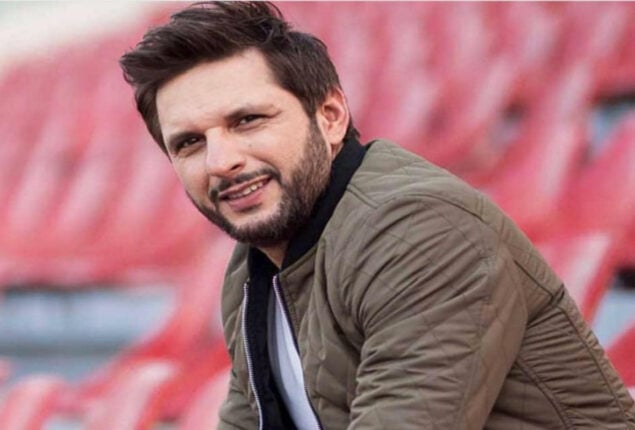 Shahid Afridi welcomed by a swamp of people in Okara
