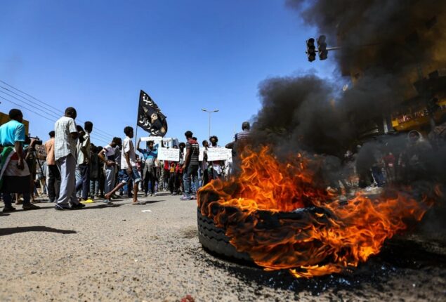 Sudan police fires tear gas against pro-democracy protests