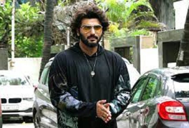 Arjun Kapoor treats fans with selfies at airport as he returns from Ek Villain Returns promotions