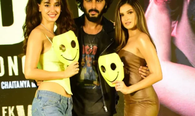 Arjun Kapoor takes ‘perfect selfie’ with Disha Patani, Tara Sutaria & fans in a mall