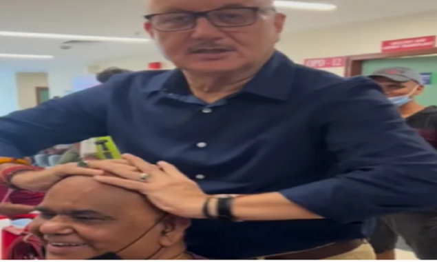 Anupam Kher gives head massage to Satish Kaushik on the sets of Kaagaz 2