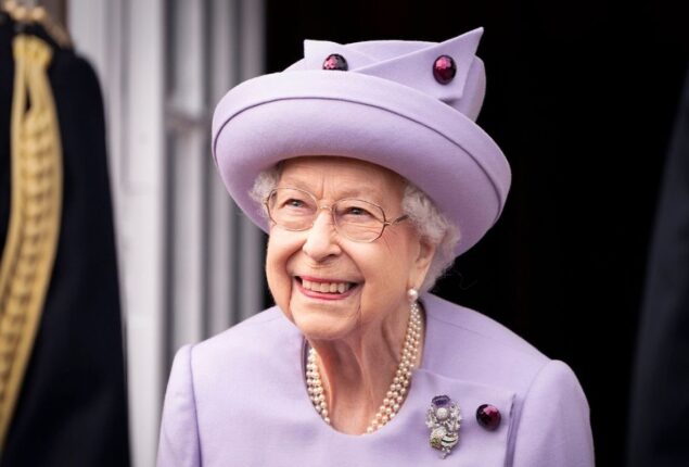 Buckingham Palace must be paid for by having the palace open all year
