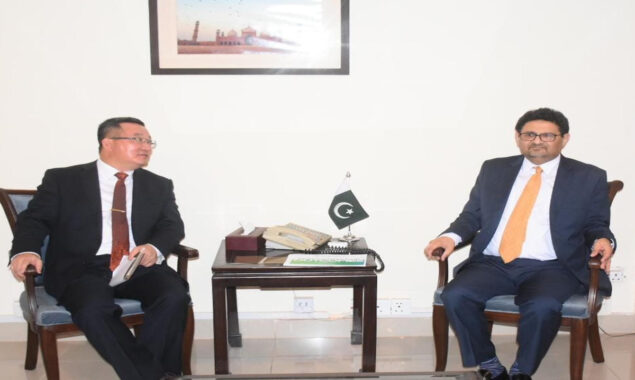 Miftah Ismail met with ADB Country Director Yong Ye.