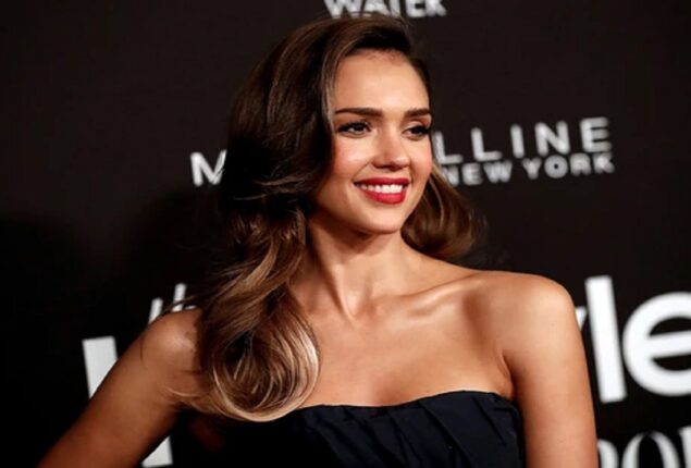 Jessica Alba goes to therapy with both of her daughters