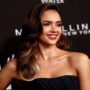 Jessica Alba goes to therapy with both of her daughters