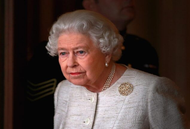 Queen tries to settle the situation