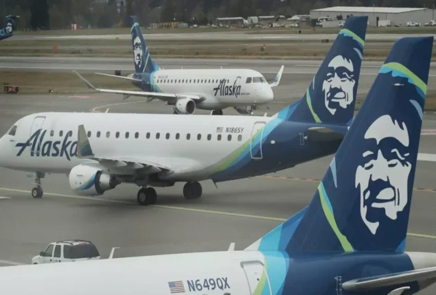Alaska Airlines flight forced to make an emergency landing as engine cover tears off