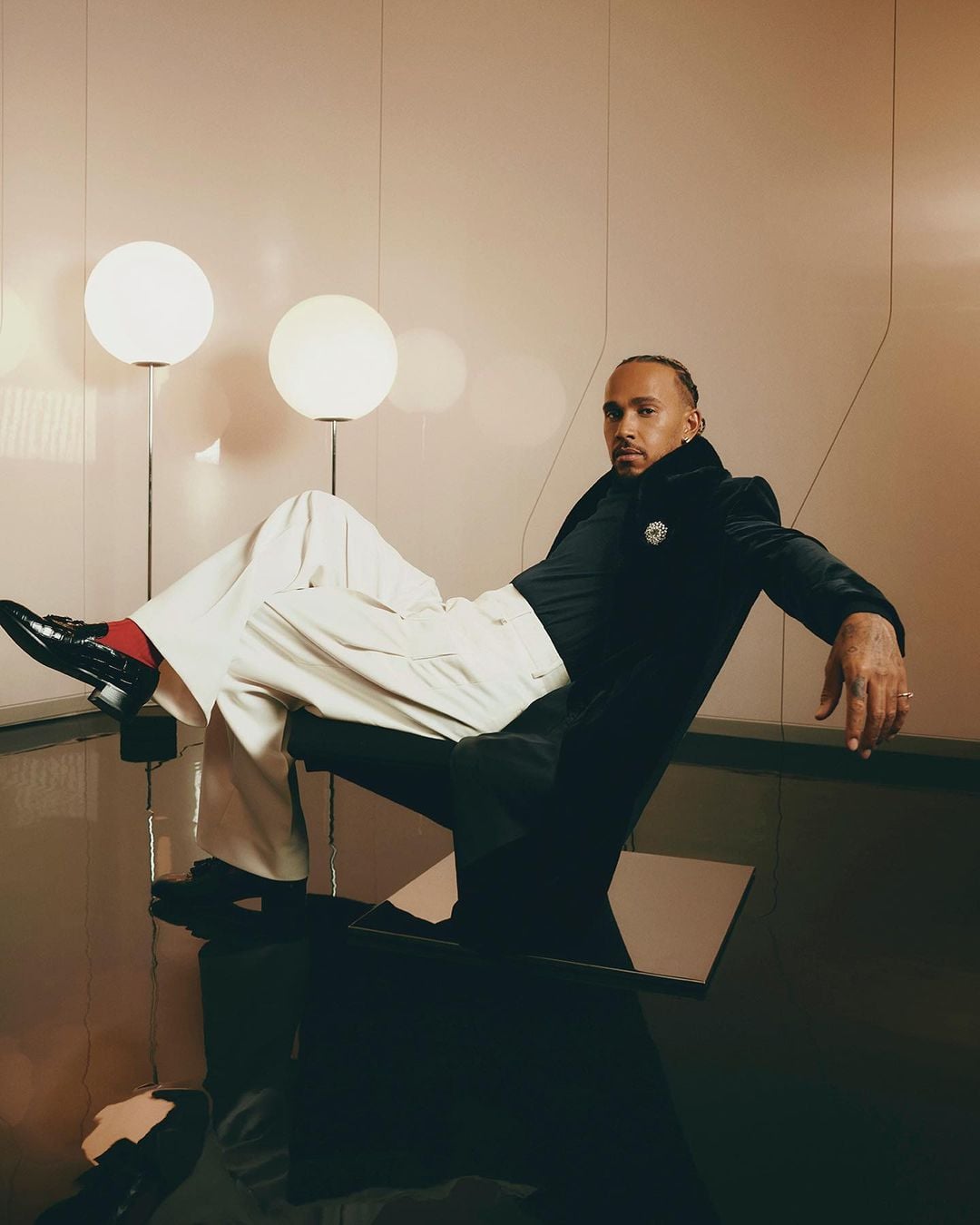 Lewis Hamilton showing off his awesome poses, see pics