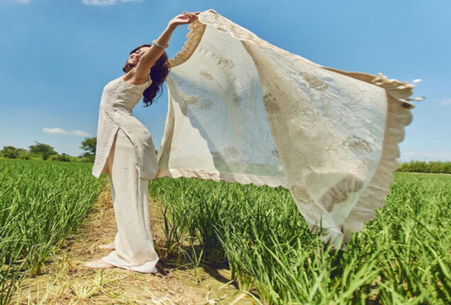 Ananya Panday recalls DDLJ pose in Green fields