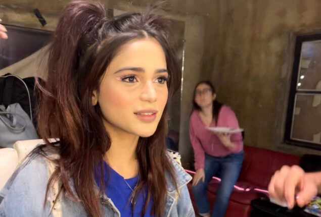Reporter backlashes Aima Baig for not speaking Urdu fluently