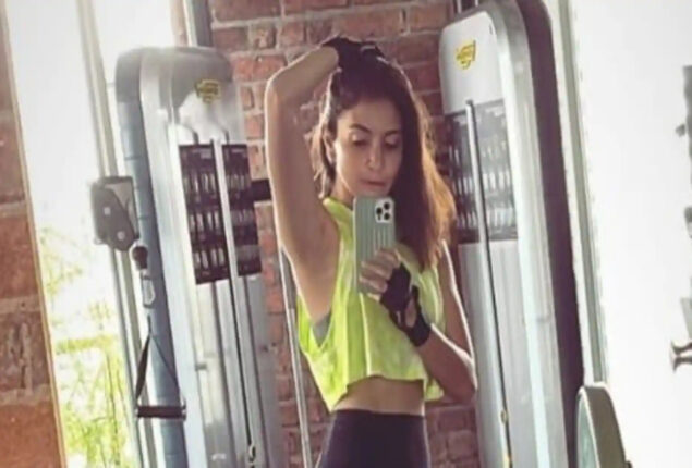Anushka Sharma shares workout selfie before early morning shoot