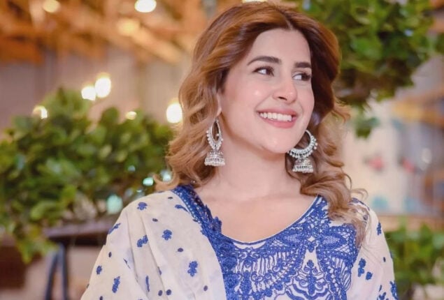 Kubra Khan looks stunning in traditional outfit