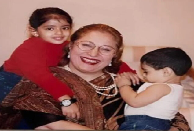 Navya Naveli & Agastya Nanda look cute with their grandmother.