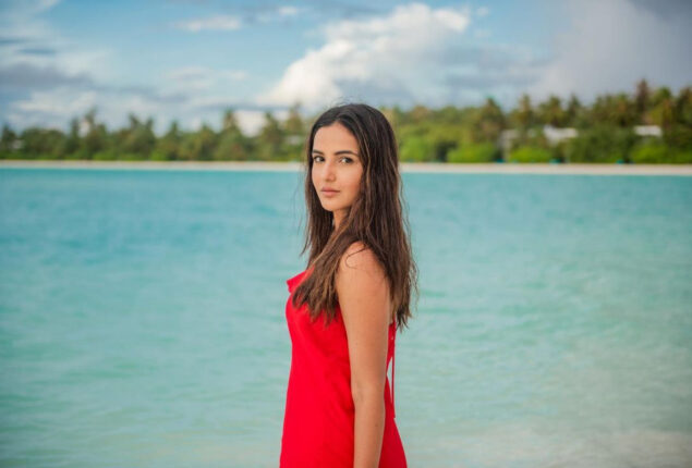 Jasmin Bhasin shares adorable throwback photos from Maldives