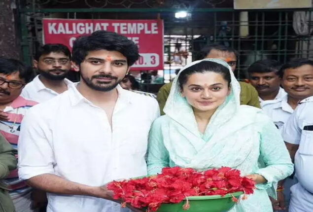 Before premiere of “Dobaaraa,” Taapsee Pannu visits Kalighat