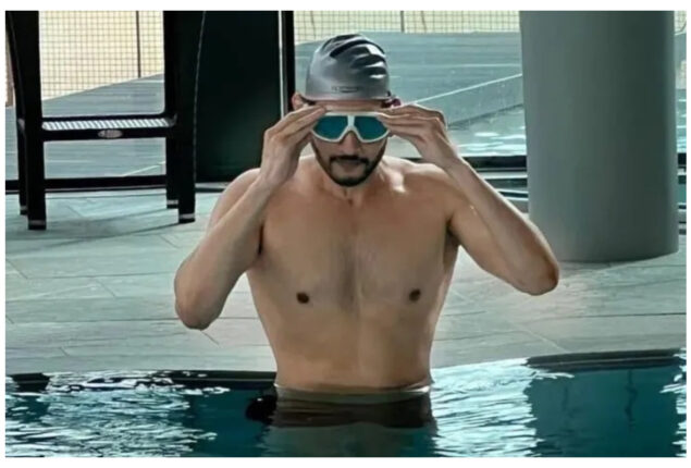 Mahesh Babu flaunts his chiselled abs while swimming