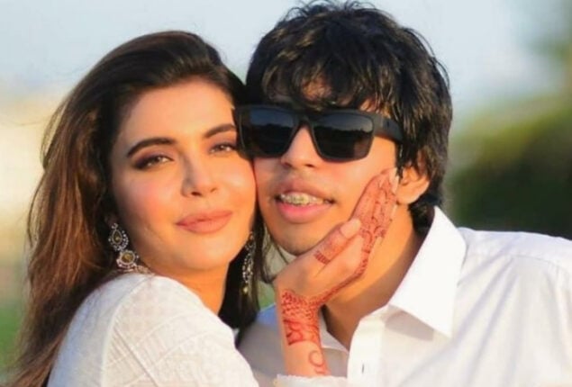 Nida yasir beautiful pose with her son Farid Yasir