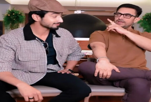 Aamir Khan recreates the bus scene from Andaz Apna Apna