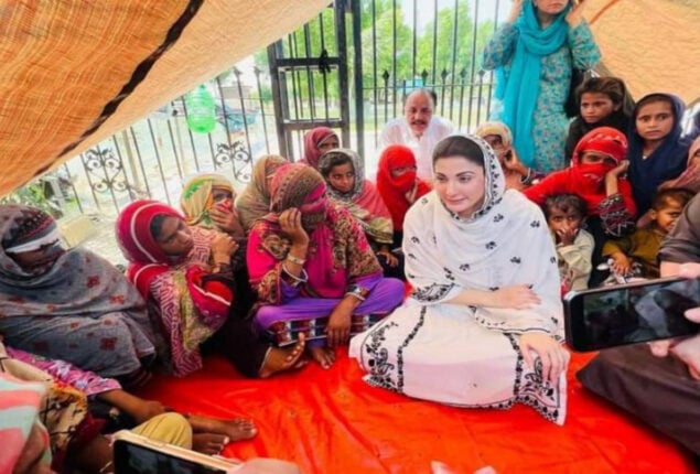 Maryam Nawaz fell down from stage in Rajanpur, See Video