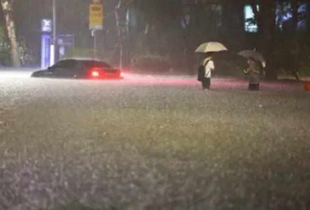 Seoul floods: Eight die amid biggest rain in decades