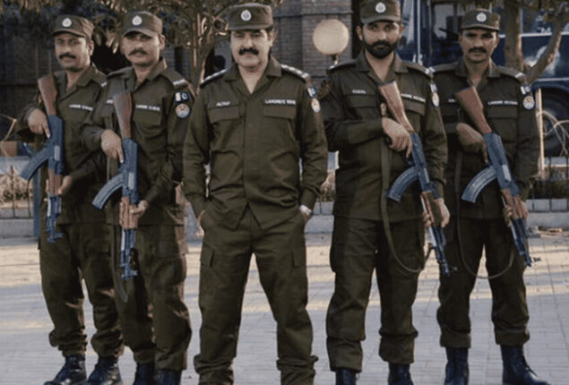 2 suspects arrested for stealing money from Chinese national