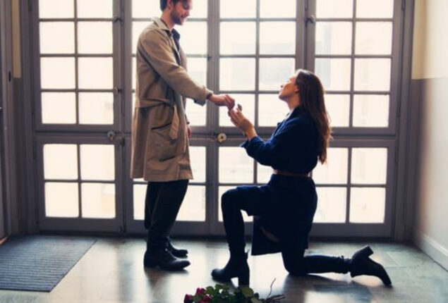 An anonymous girl proposes a man in this unique way!