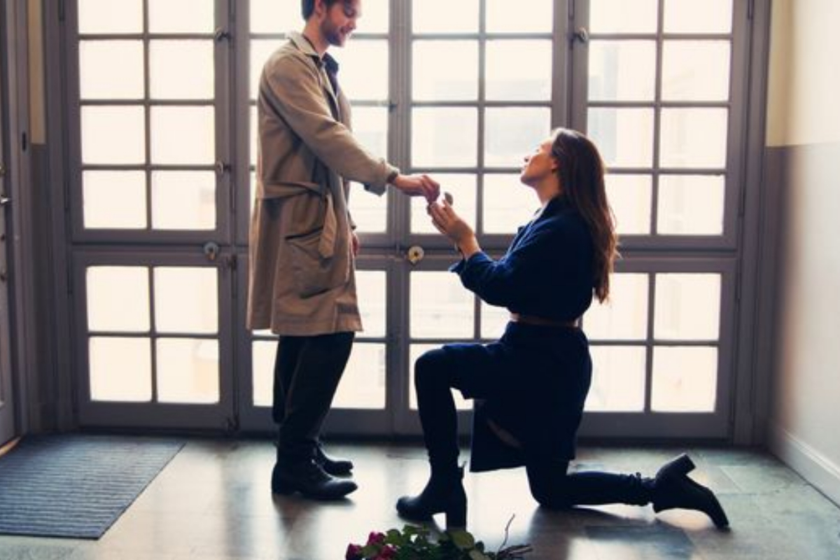 An anonymous girl proposes a man in this unique way!