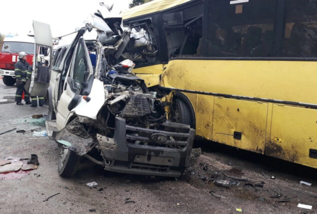 Russia lorry-minibus crash kills 16