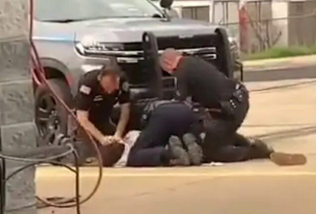 Arkansas: Three officers are suspended following a beating in a video