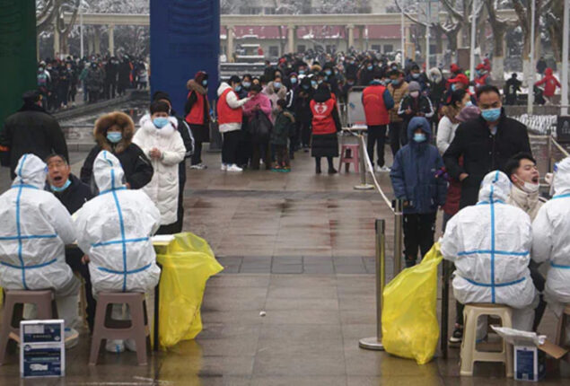 China: millions of people wait in line for Covid testing in the sweltering heat