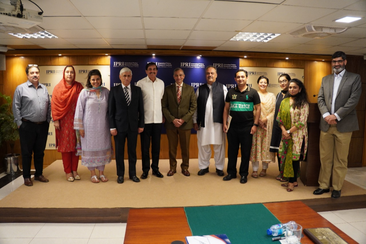 Outgoing defence secretary visits IPRI