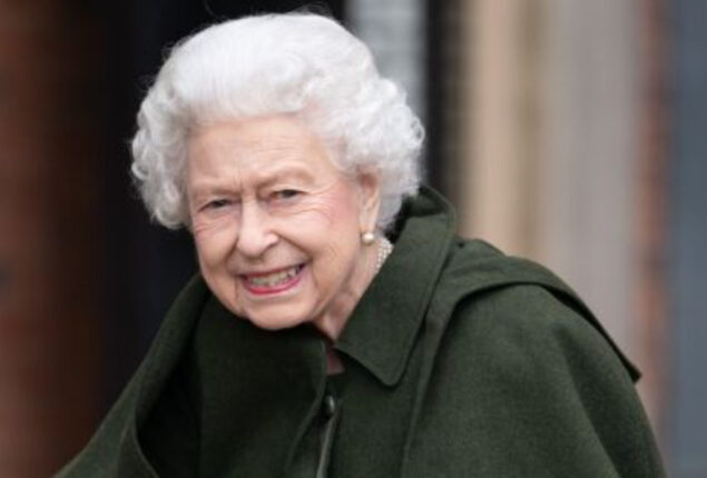 Queen Elizabeth left in pitch dark after staff’s mistake