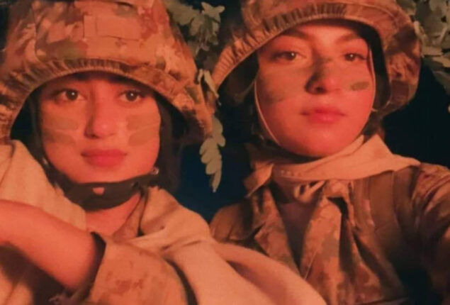 The ‘Sinf-e-Ahan’ girls Sajal Aly, Dananeer sings ‘Jeena Jeena’ on set