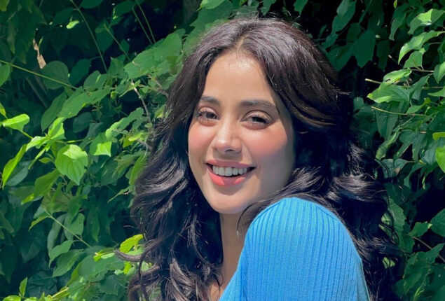Janhvi Kapoor remembers Sridevi and posts their throwback photo from 90s