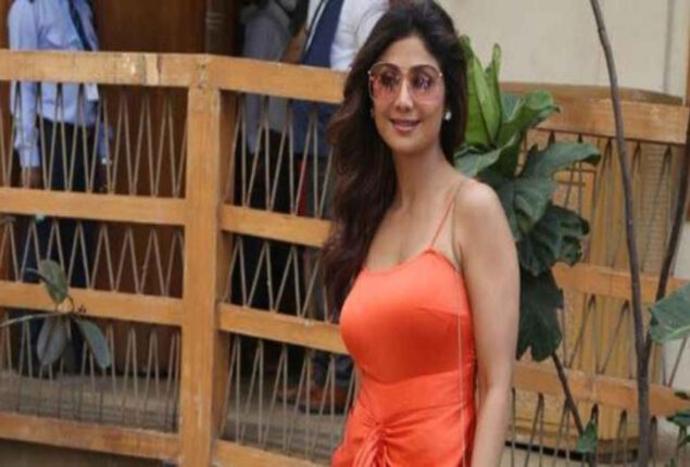 Shilpa Shetty dances with one leg to Falguni Pathak