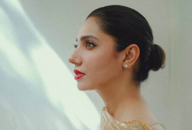 Watch: Mahira Khan spotted with her son Azlan Khan at beach
