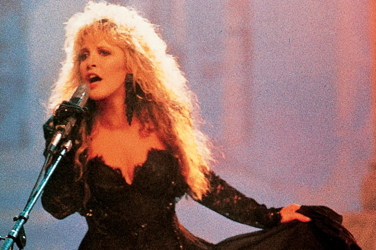 Stevie Nicks belts out hits