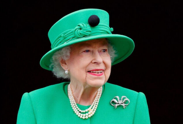 Queen Elizabeth is not stepping down any sooner, wants to show she is still head of state