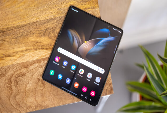 Does Samsung Galaxy Z Fold 4 support wireless charging?