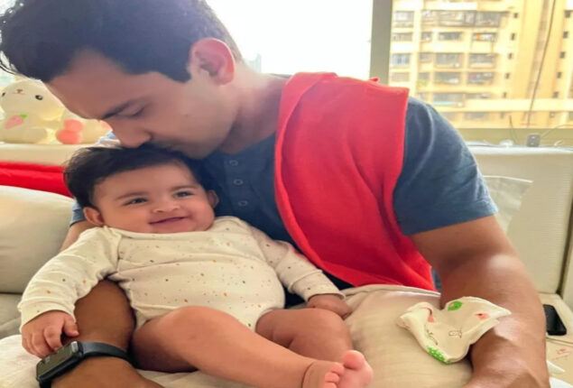 Birthday of Aditya Narayan: Photos of him and his daughter